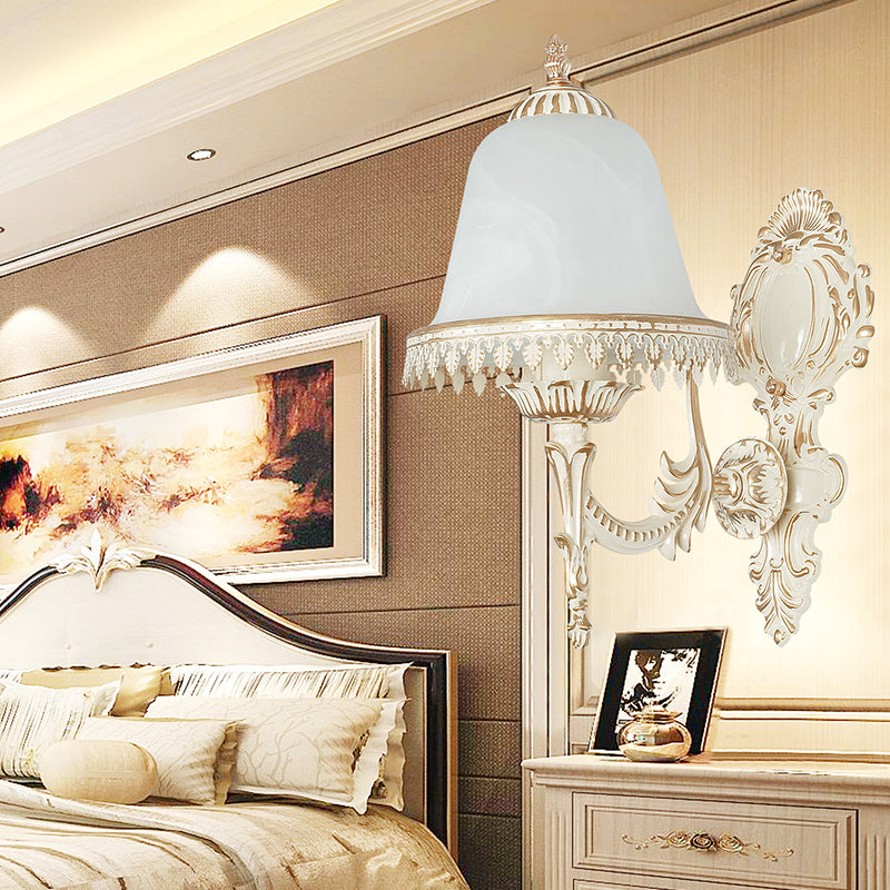 Ferme de lampe murale de cloche beige Ferme Verre opale 1-Light Bedroom Gince Light avec garniture sculptée