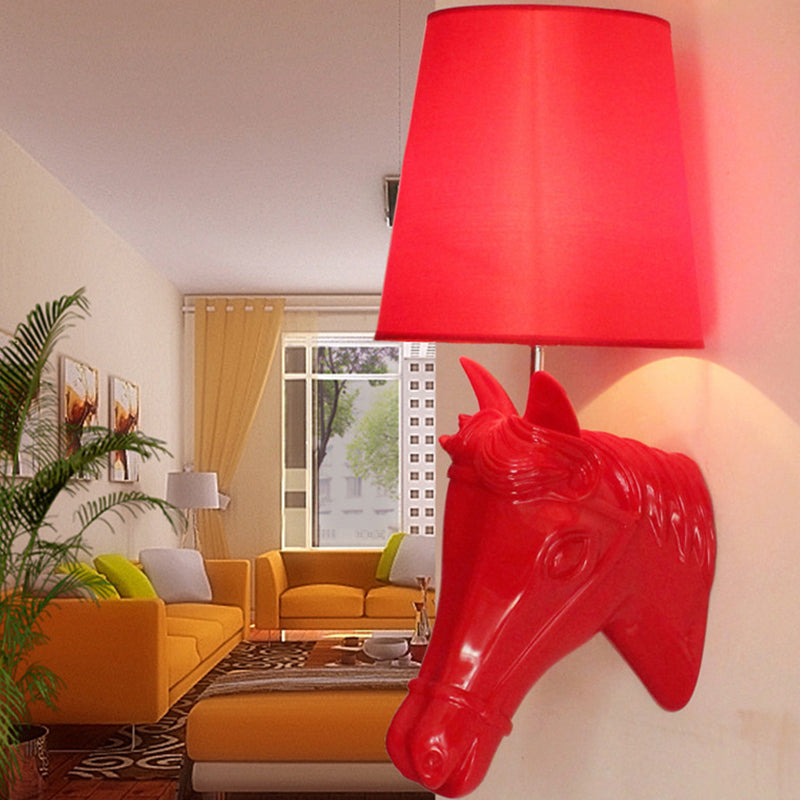 Resin Horse Head Wall Lampe Artistal 1-Bulb noir / blanc / rouge Murce Light avec une nuance de tissu conique pour le salon
