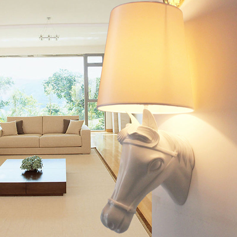 Resin Horse Head Wall Lampe Artistal 1-Bulb noir / blanc / rouge Murce Light avec une nuance de tissu conique pour le salon
