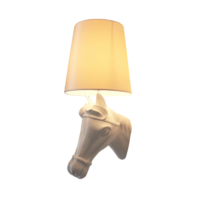 Resin Horse Head Wall Lampe Artistal 1-Bulb noir / blanc / rouge Murce Light avec une nuance de tissu conique pour le salon