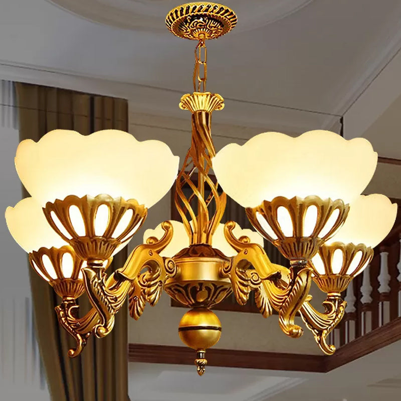 5-Licht-Up-Kronleuchter traditionelles Wohnzimmer hängende Licht mit überbissener Sahneglasschatten in Gold
