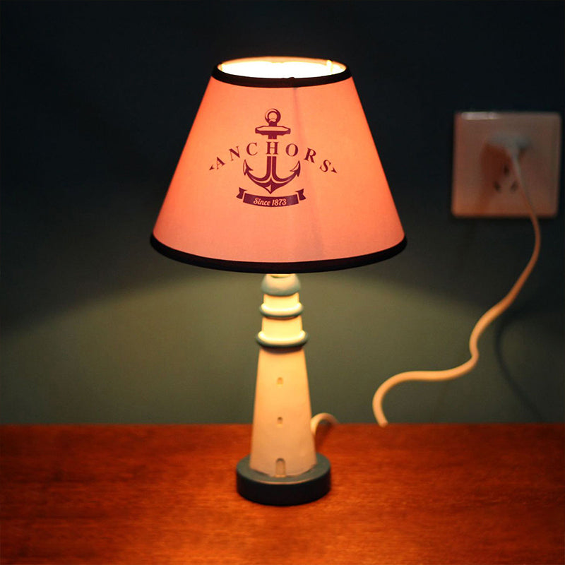Ein Glühbirnen -Tapered Shade Desk Light mit Anker -Nautikharz -Lesen in Rot für den Untersuchungsraum