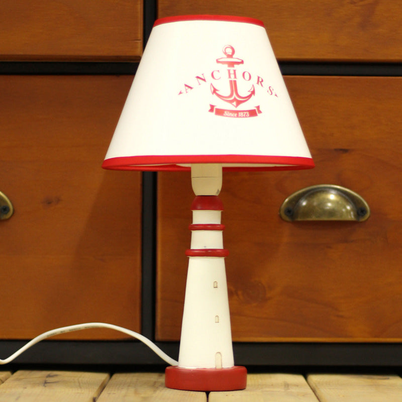 Ein Glühbirnen -Tapered Shade Desk Light mit Anker -Nautikharz -Lesen in Rot für den Untersuchungsraum