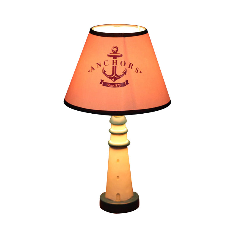 Ein Glühbirnen -Tapered Shade Desk Light mit Anker -Nautikharz -Lesen in Rot für den Untersuchungsraum