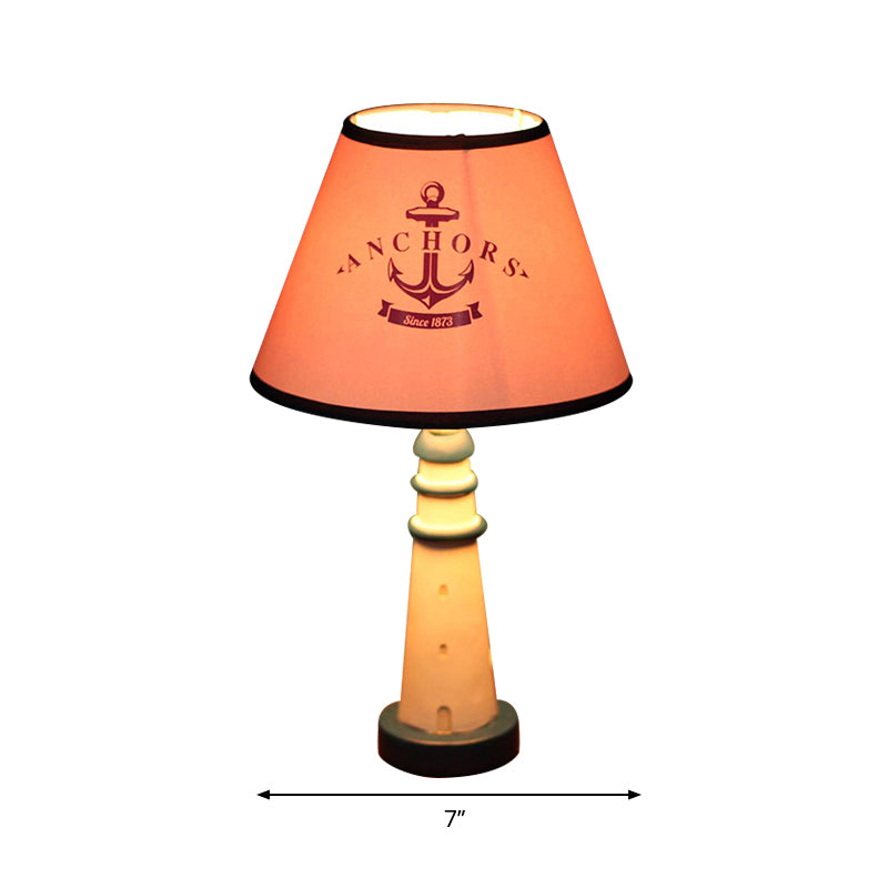 Ein Glühbirnen -Tapered Shade Desk Light mit Anker -Nautikharz -Lesen in Rot für den Untersuchungsraum