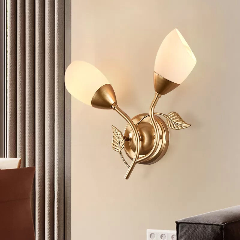 Luce con funce murale di tulipano rustico 2 lampadine opali in vetro glassata lampada montata in nero in nero/oro per camera da letto