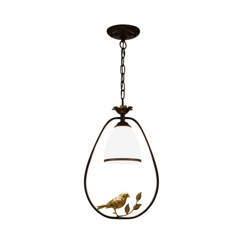 Rustikales ovales/runde Pendellicht 1 Glühmetallpendellampe in Schwarz mit glocken weißer Glasschatten und Vogeldekoration