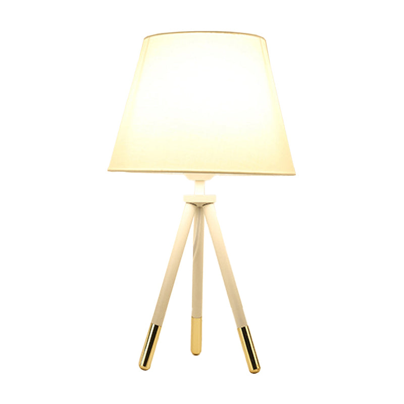 Empire Shade Tripod Night Lamp Noordse stijl Stof