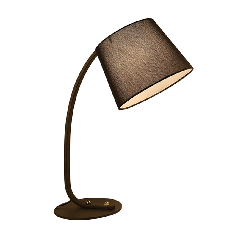 Table de tambour effilée noir / blanc clair nordique 1 lampe table de chevet de tissu de tête avec bras d'arc