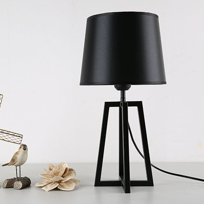 Taps toelopende schaduw Nachtlamp Noordelijke 1 kop Zwart/Wit Tafel Stand Licht met Trapezoid Stand
