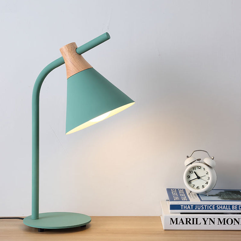 Noordse stijl kegel bureau licht met plug-in koord metaal 1 kop bureaulamp voor slaapzaalslaapkamer