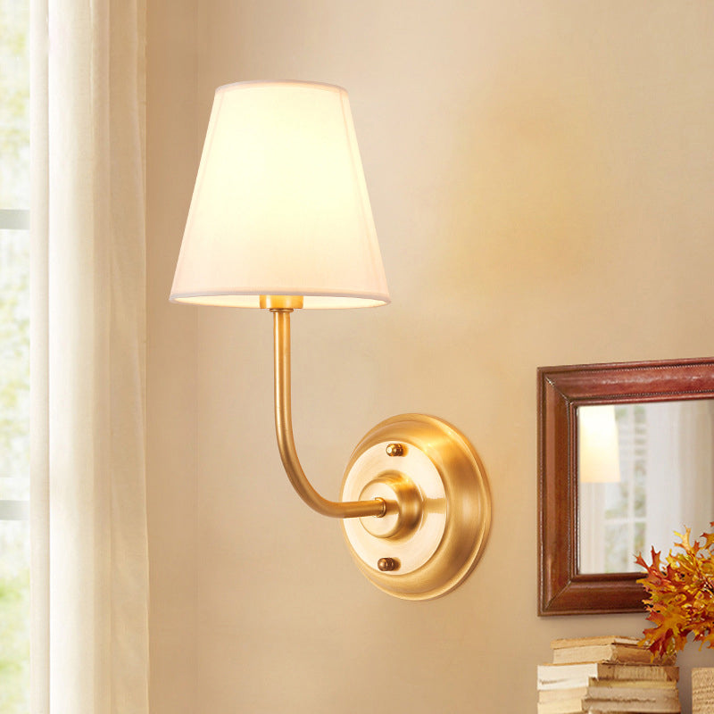 Lámpara de pared de pared de una sola bombilla Luz de pared de la sala de estar minimalista con sombra de tela cónica en oro