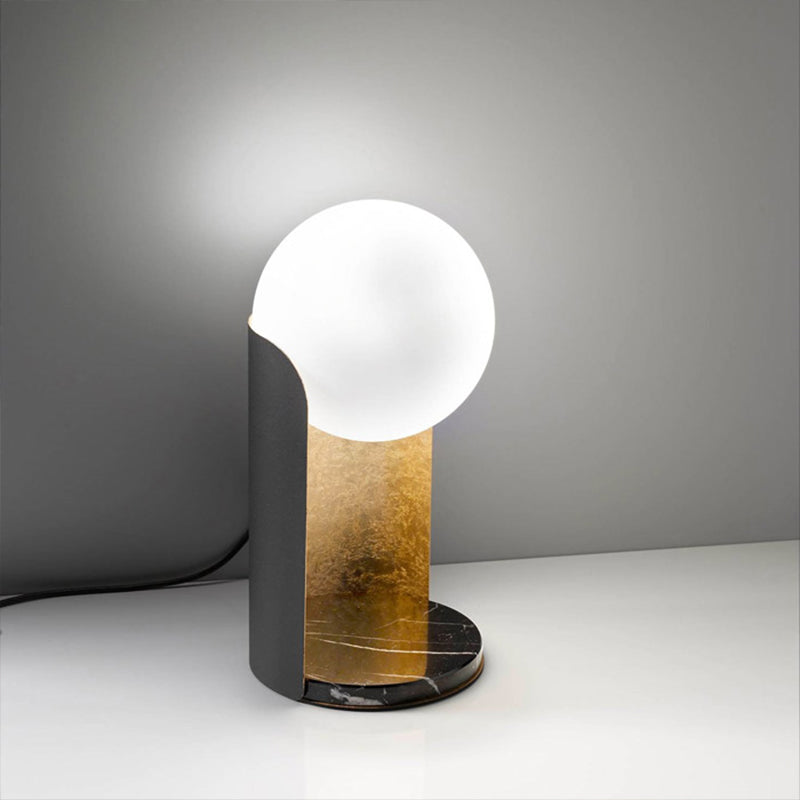 Sombra de bola de diseño Noche de vidrio blanco 1 lámpara de mesa de dormitorio de bombilla con soporte curvo en negro y dorado