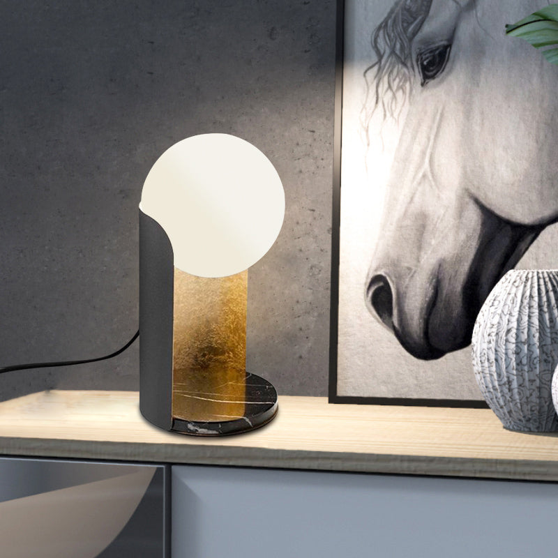 Sombra de bola de diseño Noche de vidrio blanco 1 lámpara de mesa de dormitorio de bombilla con soporte curvo en negro y dorado