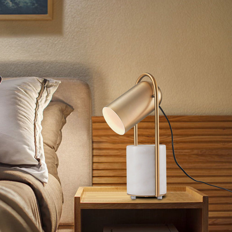 Lampada da comodino di design in ottone a 1 luce con supporto da tavolo a cloche in metallo con piedistallo in marmo bianco
