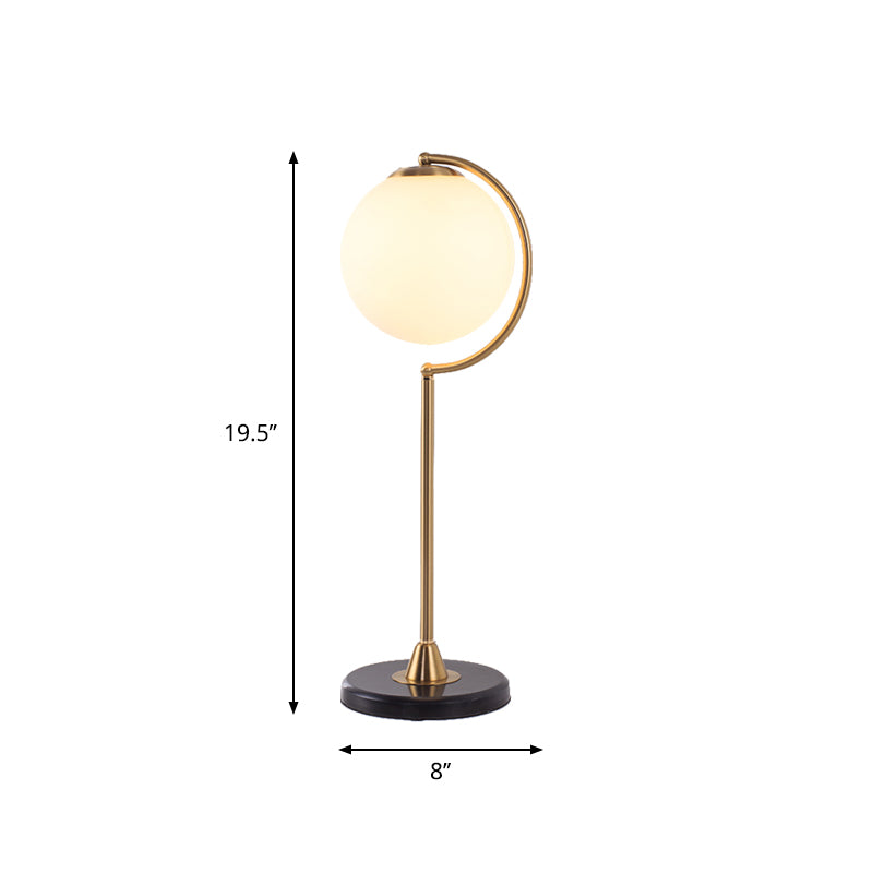 Mesa de noche en forma de s/c de metal claro 1/2 lámpara de diseño de diseñador en oro con tono de vidrio de crema de bola