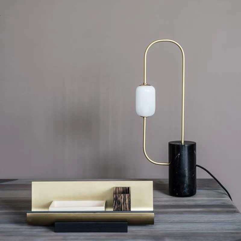 Lampada da tavolo Circuit Nightstand Light Designer in marmo a 1 luce nera e ottone con paralume ovale in vetro lattimo