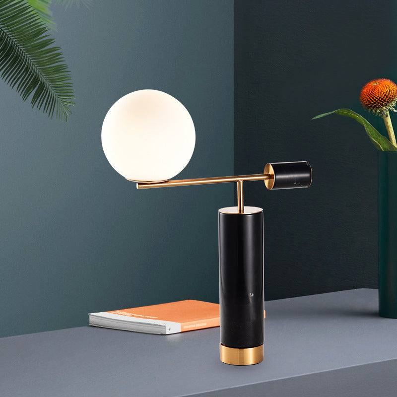 Schwarz/Weiß -Hebel -Tischständer leichte postmoderne 1 Glühbirnen -Marmor -Nachtlampe mit Kugelmilchglasschatten