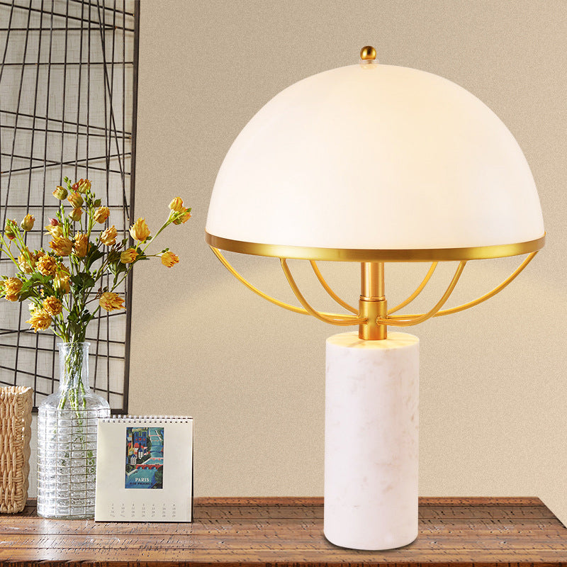 Leche de lámpara de medias nocturnas de vidrio de leche de lámpara de medio globa de 2 luces Luz de mesa blanca y de latón con pedestal de mármol