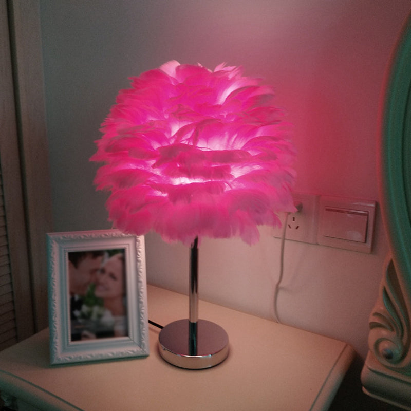Moderna lampada da tavolo plug-in Artichoke Feather 1 luce Lampada da comodino per ragazze in rosa/grigio/bianco