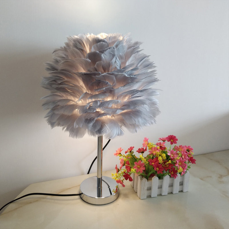Moderna lampada da tavolo plug-in Artichoke Feather 1 luce Lampada da comodino per ragazze in rosa/grigio/bianco