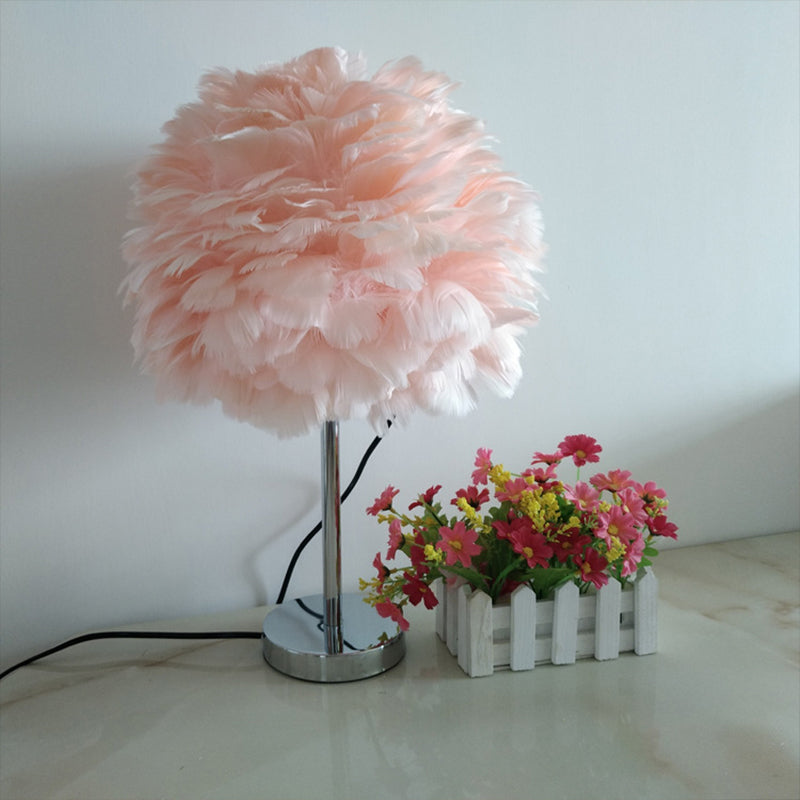 Moderna lampada da tavolo plug-in Artichoke Feather 1 luce Lampada da comodino per ragazze in rosa/grigio/bianco