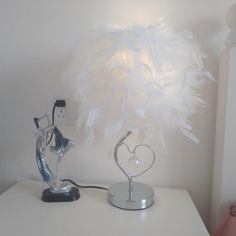 Lampada da tavolo nordica a forma di cuore amoroso con piume, 1 lampadina, lampada da tavolo decorata in cristallo in rosso/blu/bianco