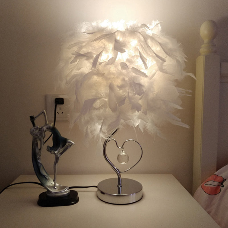 Lampada da tavolo nordica a forma di cuore amoroso con piume, 1 lampadina, lampada da tavolo decorata in cristallo in rosso/blu/bianco