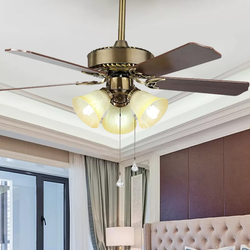 42 "largeur 3-Light Bell Semi Flush Mount Farmhouse Finition Gold Verre givré 3 lames Plafonde Fan Fan Laut avec chaîne de traction