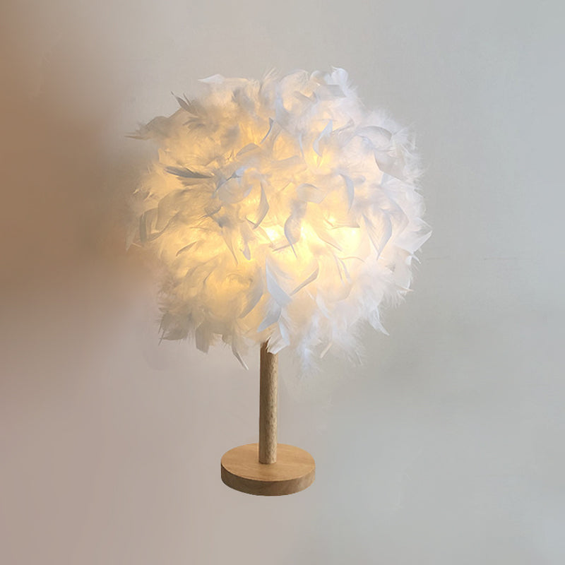 Lampada da comodino nordica a 1 testa Lampada da comodino a sfera bianca con paralume in piuma e base in legno