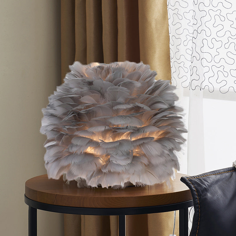 Lámpara de noche esférica gris/blanca/rosa Nordic Single Feather Table Light para sala de estar