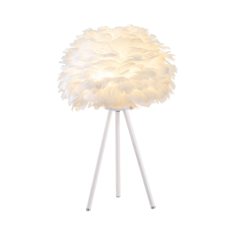 Lampada da comodino Bloom Lampada da tavolo singola bianca/rosa con piuma nordica con treppiede bianco/oro per camera da letto