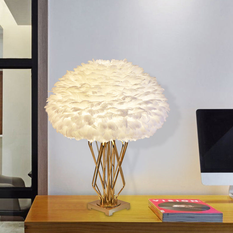 Lampe de table en plumes à demi-gobe.
