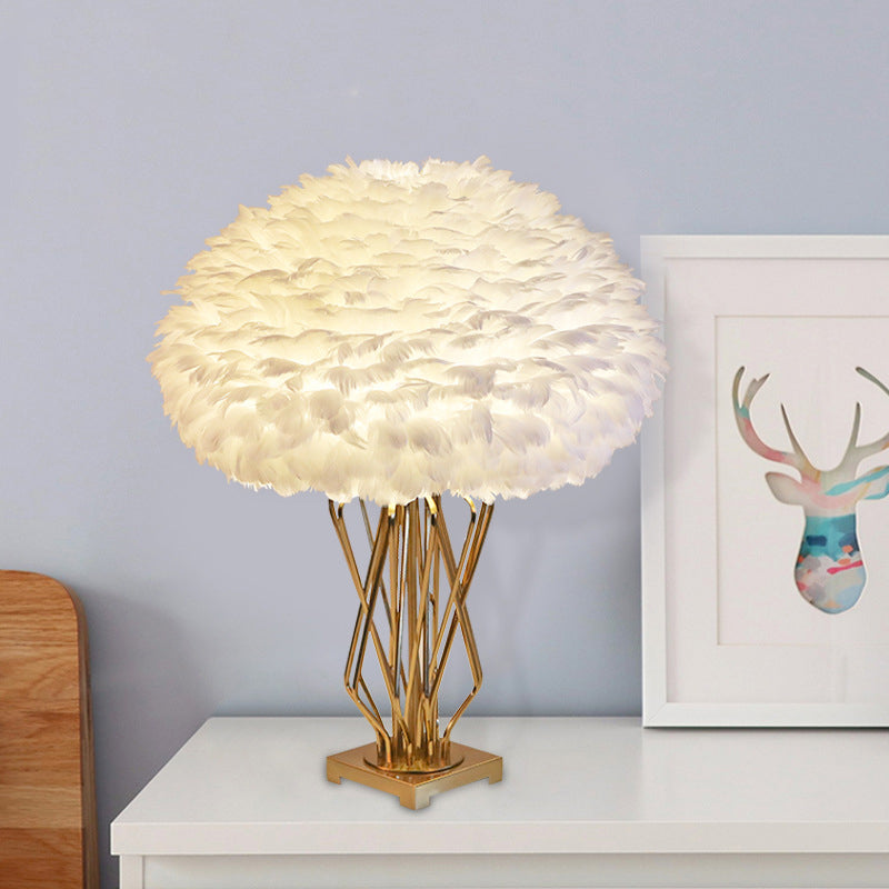 Lampe de table en plumes à demi-gobe.