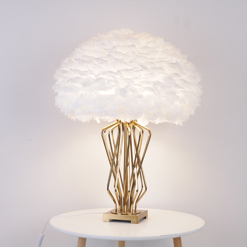 Lampe de table en plumes à demi-gobe.