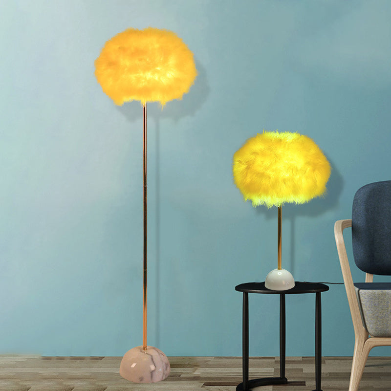 Lámpara de piso de espuma de pluma tejida a mano nórdica 1 cabeza de pie amarillo luz de pie con base de cerámica