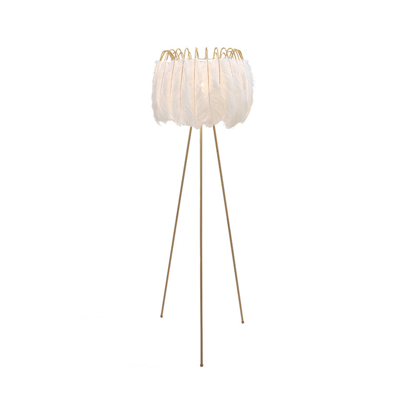 Luz de piso de tambor de pie Post-moderna Feather 1 Lámpara de trípode de la cama en la cabecera en latón y blanco