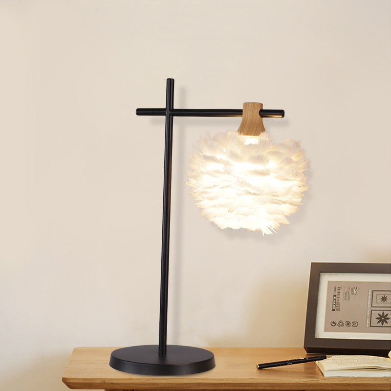 Nordic Mini Globe Night Light Feather 1-Licht-Schlafzimmertischlampe mit Kreuzarm in Schwarzweiß