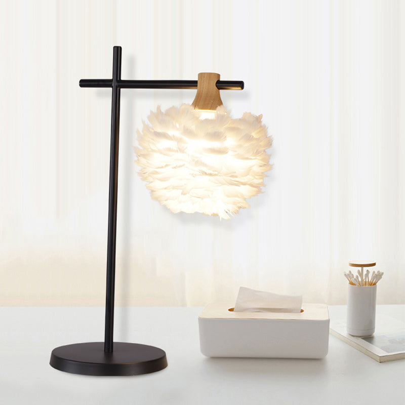 Nordic Mini Globe Night Light Feather 1-Licht-Schlafzimmertischlampe mit Kreuzarm in Schwarzweiß