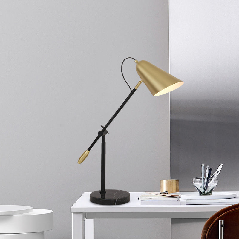 Lampe de table de nuit conique dorée, 1 lumière moderne en métal avec bras d'équilibre