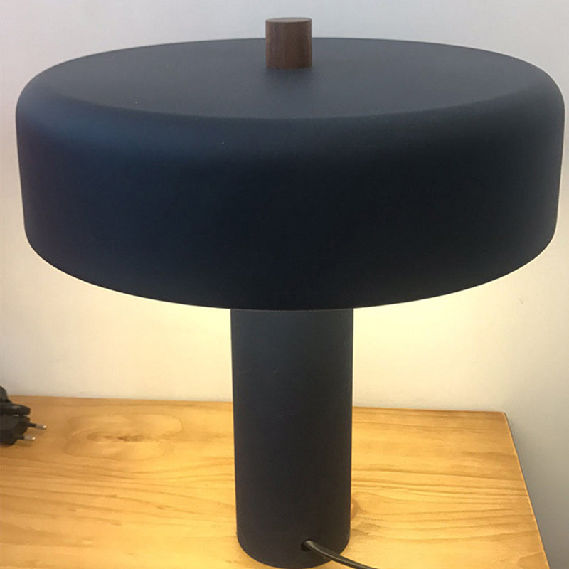Lampada da comodino rotonda con illuminazione da tavolo minimale a 1 testa con paralume metallico per camera da letto