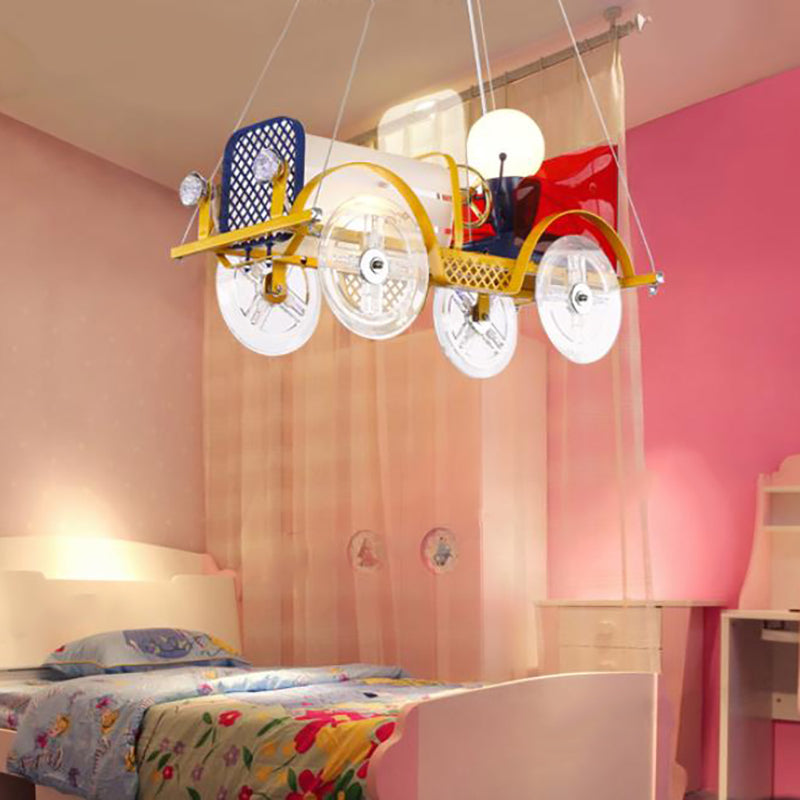 Luce a sospensione a forma di auto in metallo con lampadario con cartone animato con conducente in giallo per baby room