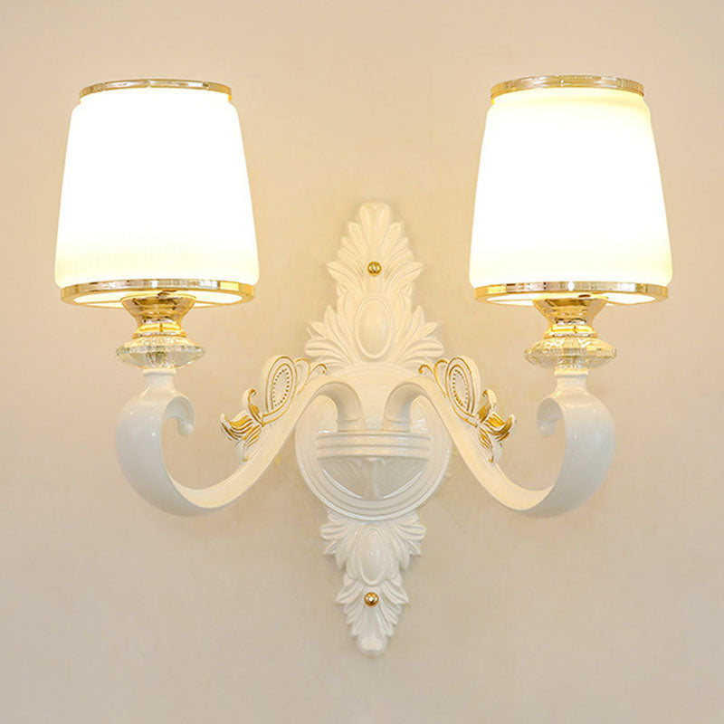 Luz de colgante colgante cónico de oro simplicidad de vidrio opalino iluminación con brazo curvo