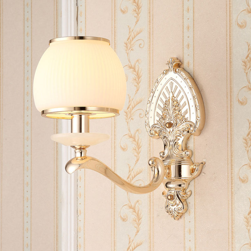 Éclairage mural en métal incurvé Idées d'éclairage mural en or moderne avec ombre en verre géométrie