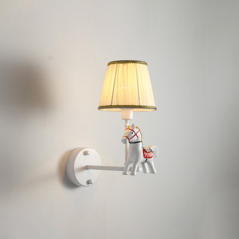 Lampada da parete per camera da letto a bulbina a bulbina a bulbina Light Fumettoni Montano a parete Bianco con tonalità in tessuto conico