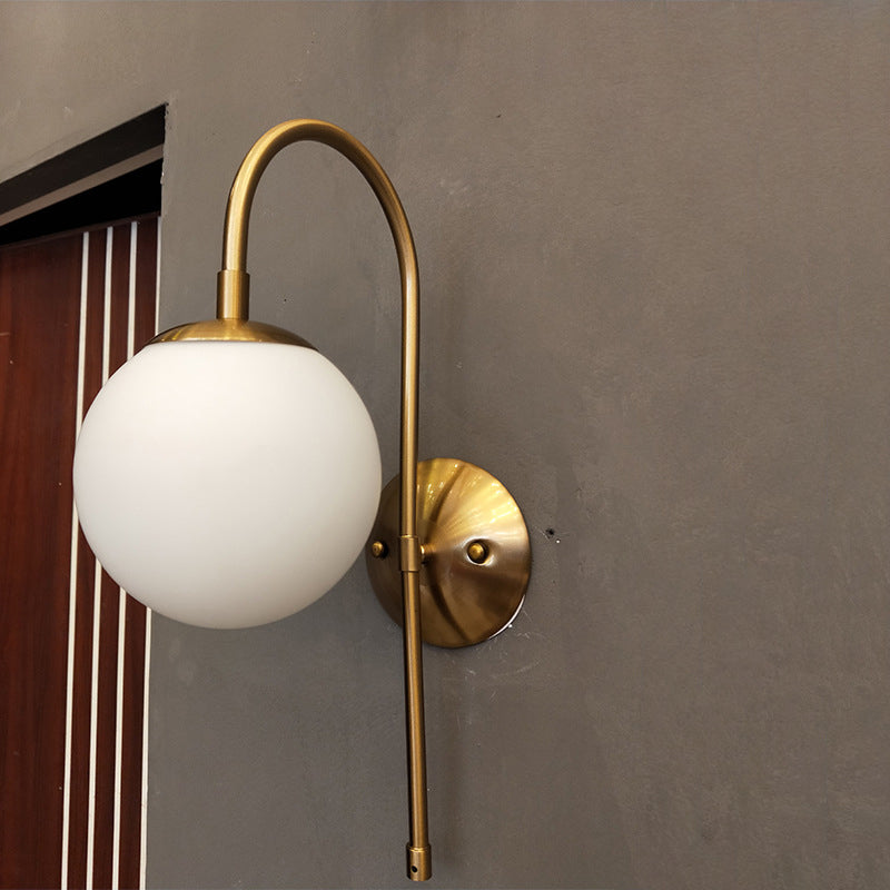 Noordse 1-head wand sconce gouden bol wandmontage lamp met melkachtige glazen schaduw voor woonkamer