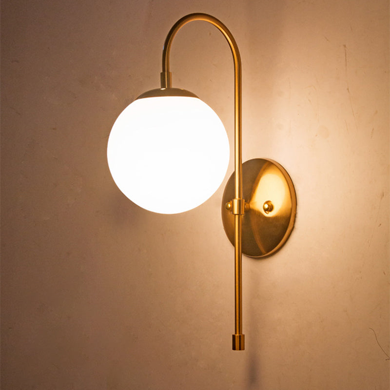 Nordic 1-tampon Murce Gold Sphere Mur Mound Mount Lampe avec une teinte en verre laiteuse pour le salon