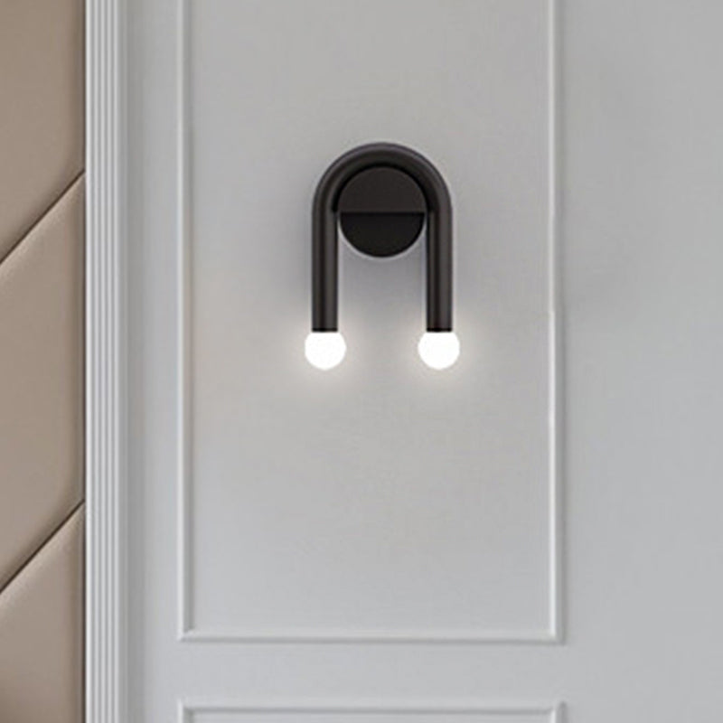 Lampada a parete a forma di U Illuminazione montata a parete nera metallica contemporanea con tonalità di vetro opale a sfera