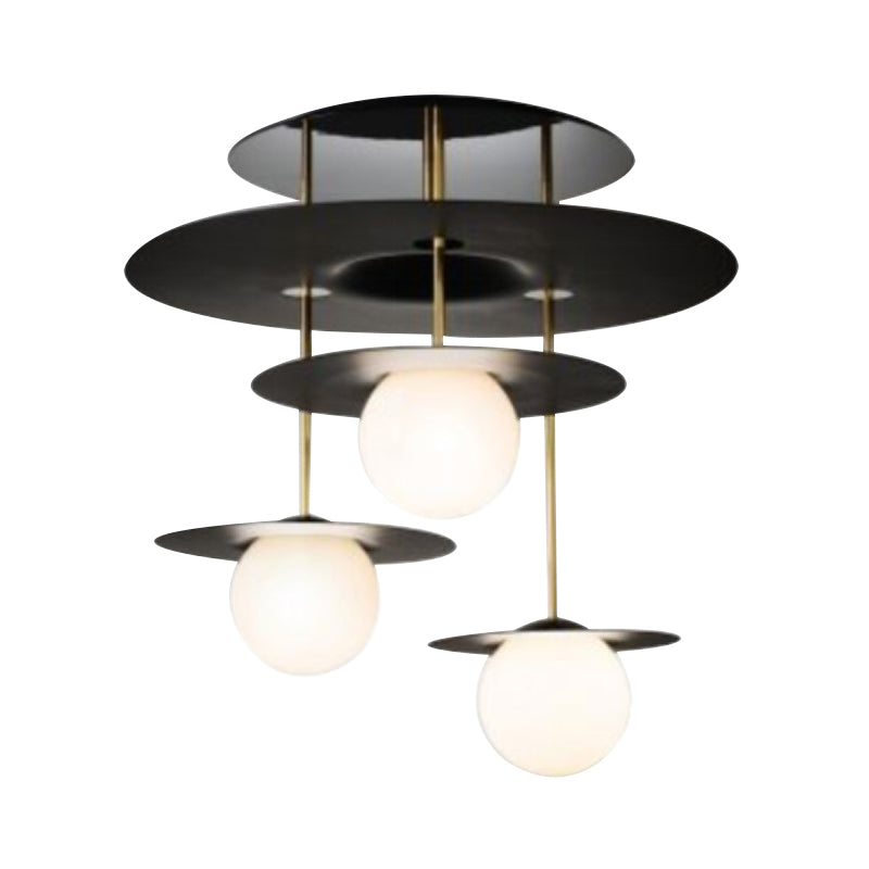 Illuminazione da soffitto nera a 3 teste con luce a semi-incasso in metallo a disco con paralume in vetro opale Orb