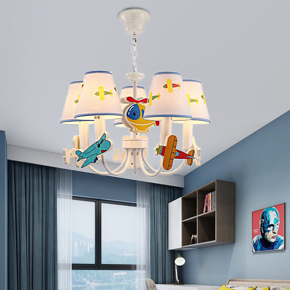 Enfants Suspension blanche Lumière avec avion ombre conique 5 lumières Chandelier en métal pour chambre à coucher